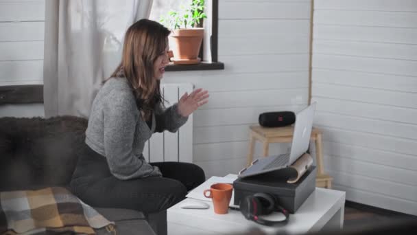 Mulher Jovem Bonita Trabalhar Frente Computador Casa Menina Agradável Conduz — Vídeo de Stock