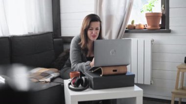 Evdeki bilgisayarın önünde çalışan genç ve güzel bir kadın. Hoş bir kız internet üzerinden ev dersleri veriyor. Evden bir iş görüşmesini yönetiyorum. İzole olanlar için çevrimiçi dersler.