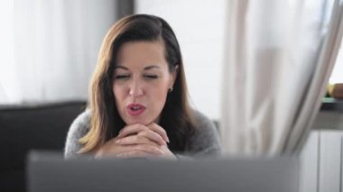 Evdeki bilgisayarın önünde çalışan genç ve güzel bir kadın. Hoş bir kız internet üzerinden ev dersleri veriyor. Evden bir iş görüşmesini yönetiyorum. İzole olanlar için çevrimiçi dersler.