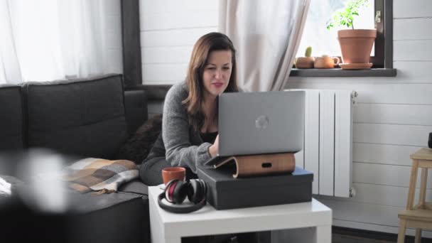Молодая Красивая Женщина Работающая Дома Компьютером Милая Девушка Проводит Домашние — стоковое видео
