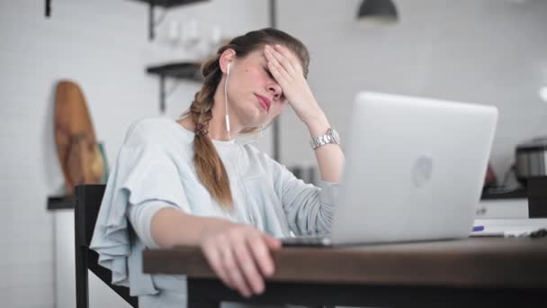 Enferma Cansada Trabaja Desde Casa Trabajo Línea Freelance Trabaja Remotamente — Vídeos de Stock