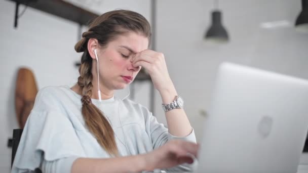 Cansada Menina Doente Trabalha Casa Trabalho Online Freelance Funciona Remotamente — Vídeo de Stock