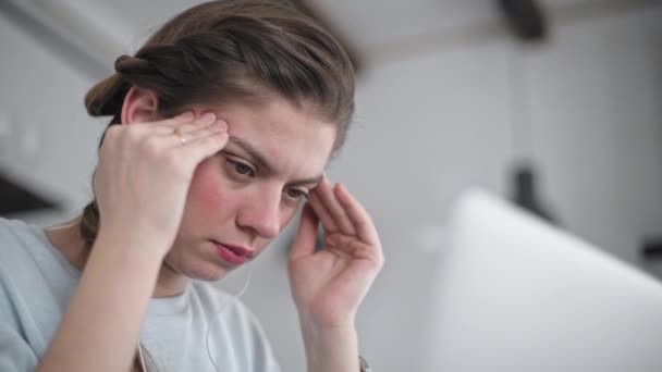 Jovem Menina Bonita Está Trabalhando Laptop Dor Cabeça Forte Massagem — Vídeo de Stock