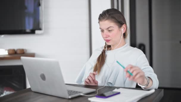 若く美しい少女が自宅のコンピュータで働いている 宿題だ ビジネスウーマンチャット 笑顔の女性 オンライン教育 — ストック動画