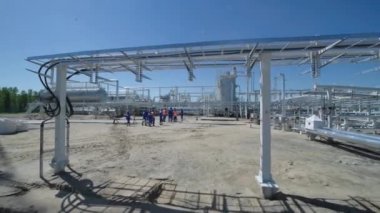 Petrol endüstrisi. Sibirya 'daki Rus petrol sahası. Petrol rafinerisi ve havadan alınan petrol şirketinin yerleşim alanları. Yoğun kozalaklı ormanlar arasında üretim tesisleri.