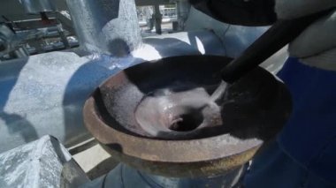 Petrol endüstrisi. Sibirya 'daki Rus petrol sahası. Petrol rafinerisi ve havadan alınan petrol şirketinin yerleşim alanları. Yoğun kozalaklı ormanlar arasında üretim tesisleri.