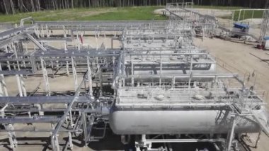 Petrol endüstrisi. Sibirya 'daki Rus petrol sahası. Petrol rafinerisi ve havadan alınan petrol şirketinin yerleşim alanları. Yoğun kozalaklı ormanlar arasında üretim tesisleri.