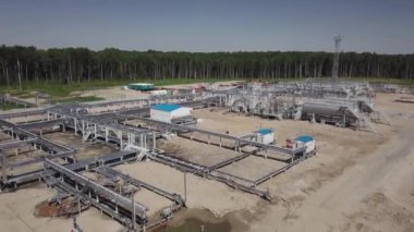 Petrol endüstrisi. Sibirya 'daki Rus petrol sahası. Petrol rafinerisi ve havadan alınan petrol şirketinin yerleşim alanları. Yoğun kozalaklı ormanlar arasında üretim tesisleri.