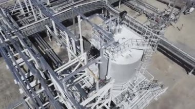 Petrol endüstrisi. Sibirya 'daki Rus petrol sahası. Petrol rafinerisi ve havadan alınan petrol şirketinin yerleşim alanları. Yoğun kozalaklı ormanlar arasında üretim tesisleri.