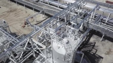 Petrol endüstrisi. Sibirya 'daki Rus petrol sahası. Petrol rafinerisi ve havadan alınan petrol şirketinin yerleşim alanları. Yoğun kozalaklı ormanlar arasında üretim tesisleri.