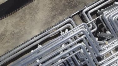 Petrol endüstrisi. Sibirya 'daki Rus petrol sahası. Petrol rafinerisi ve havadan alınan petrol şirketinin yerleşim alanları. Yoğun kozalaklı ormanlar arasında üretim tesisleri.