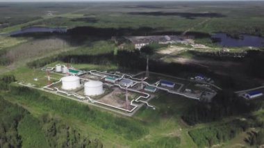 Petrol endüstrisi. Sibirya 'daki Rus petrol sahası. Petrol rafinerisi ve havadan alınan petrol şirketinin yerleşim alanları. Yoğun kozalaklı ormanlar arasında üretim tesisleri.