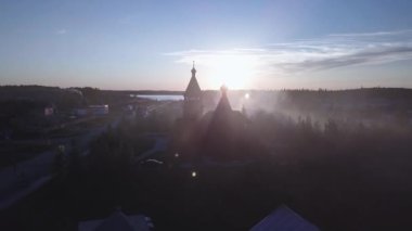 Khanty Mansiysk bölgesinde Urallar 'daki Salym köyündeki Hristiyan ahşap kilise. Çan kulesi olan bir ortodoks kilisesi. Rusya 'nın dini değerleri.