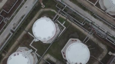 Petrol endüstrisi. Sibirya 'daki Rus petrol sahası. Petrol rafinerisi ve havadan alınan petrol şirketinin yerleşim alanları. Yoğun kozalaklı ormanlar arasında üretim tesisleri.