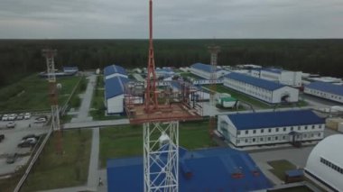 Petrol endüstrisi. Sibirya 'daki Rus petrol sahası. Petrol rafinerisi ve havadan alınan petrol şirketinin yerleşim alanları. Yoğun kozalaklı ormanlar arasında üretim tesisleri.