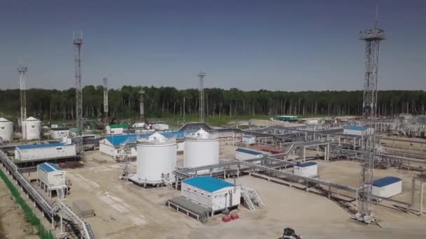 石油工业 西伯利亚的俄罗斯油田 炼油厂和石油公司的住宅区从空中取走 茂密针叶林中的生产设施 — 图库视频影像