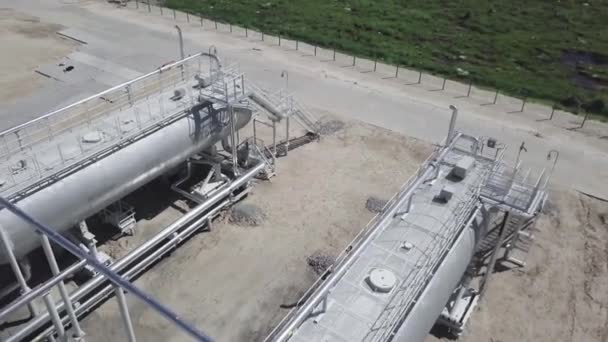 石油工业 西伯利亚的俄罗斯油田 炼油厂和石油公司的住宅区从空中取走 茂密针叶林中的生产设施 — 图库视频影像