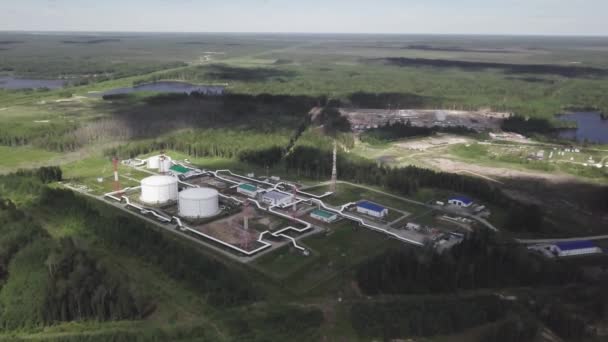 石油産業 シベリアのロシア産油田 石油会社の石油精製所や住宅地は 空気から撮影した 高密度針葉樹林間の生産施設 — ストック動画