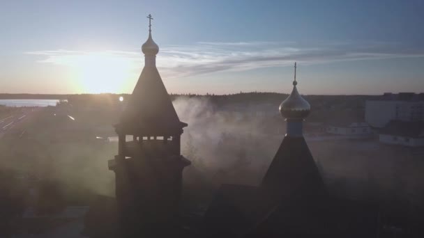 ハンティ マンシスク地方のウラル地方のサラム村にあるキリスト教の木造教会 鐘楼付きの正教会 ロシアの宗教的価値 — ストック動画
