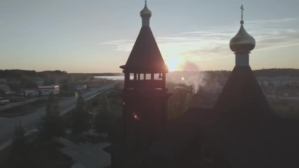 ハンティ マンシスク地方のウラル地方のサラム村にあるキリスト教の木造教会 鐘楼付きの正教会 ロシアの宗教的価値 — ストック動画