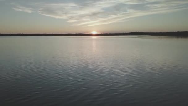 Voar Sobre Extensão Água Pôr Sol Lago Reflexão Nuvens Céu — Vídeo de Stock