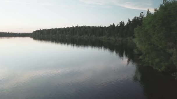 飞越广阔的水面 日落在湖上 在平静的湖水中 云彩在天空中的倒影 湖中的阳光反射 — 图库视频影像