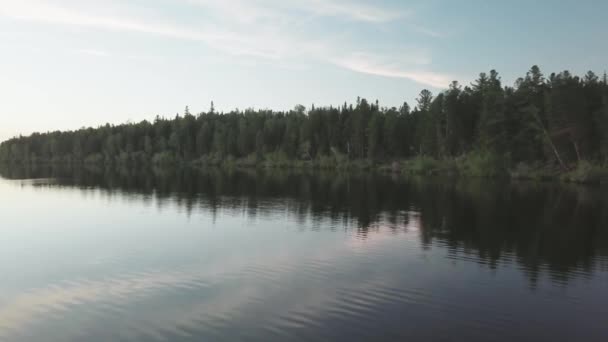 Vlucht Het Uitgestrekte Water Zonsondergang Het Meer Reflectie Van Wolken — Stockvideo