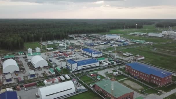 石油産業 シベリアのロシア産油田 石油会社の石油精製所や住宅地は 空気から撮影した 高密度針葉樹林間の生産施設 — ストック動画