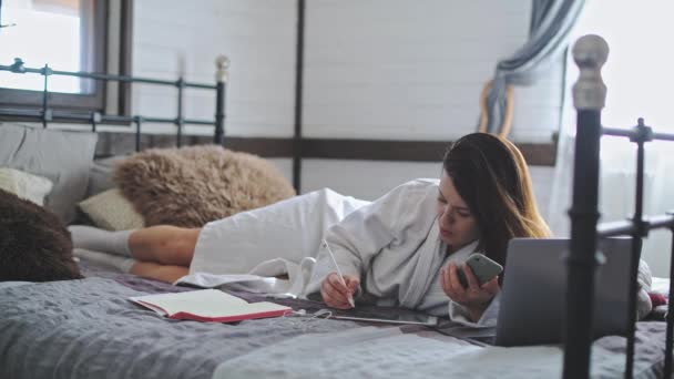 Молода Красива Дівчина Лежить Халаті Ліжку Гарненька Жінка Працює Ноутбуці — стокове відео