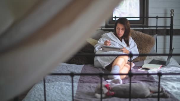 Uma Menina Jovem Bonita Jaz Roupão Banho Cama Uma Mulher — Vídeo de Stock