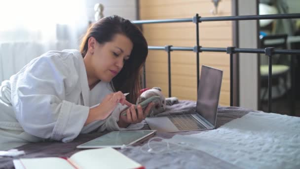 Una Chica Joven Hermosa Encuentra Una Bata Baño Cama Una — Vídeos de Stock