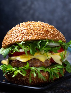 Lezzetli ızgara taze leziz burger dikey görünümü