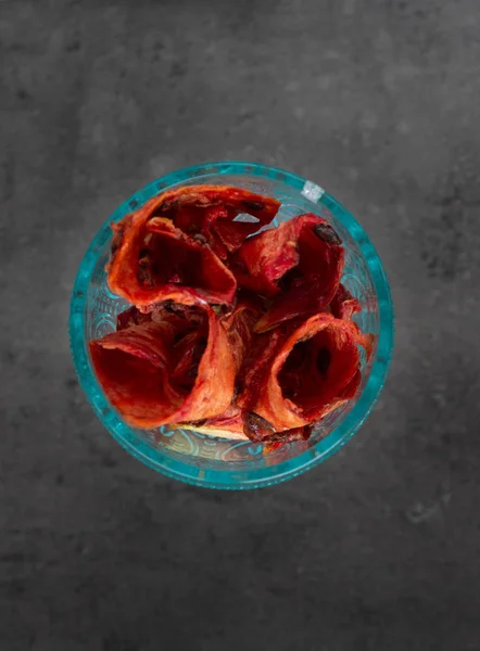 Cam kavanozda güneşte kurutulmuş karpuz üst görünüm, dikey veiw