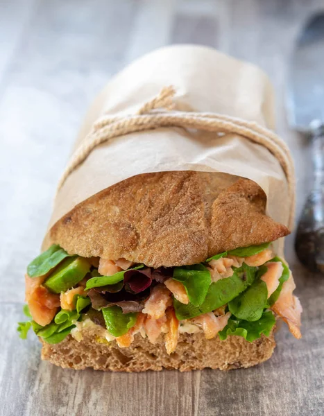 Lezzetli taze somon burger dikey görünüm