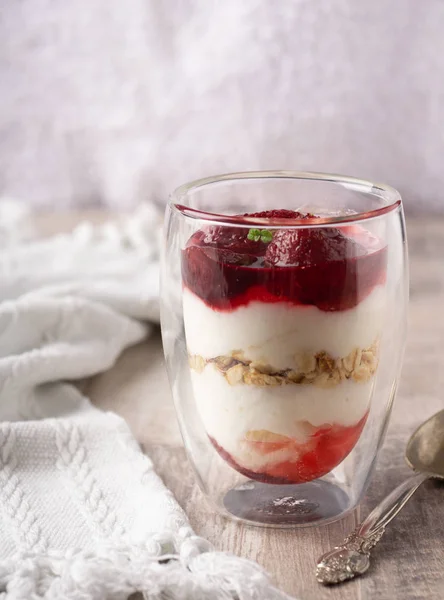 Tatlı yemek, diyet beslenme ve organik süt konsepti - yoğurt, çilek reçelli ev yapımı granola, sabahları sağlıklı kahvaltı için müsli..