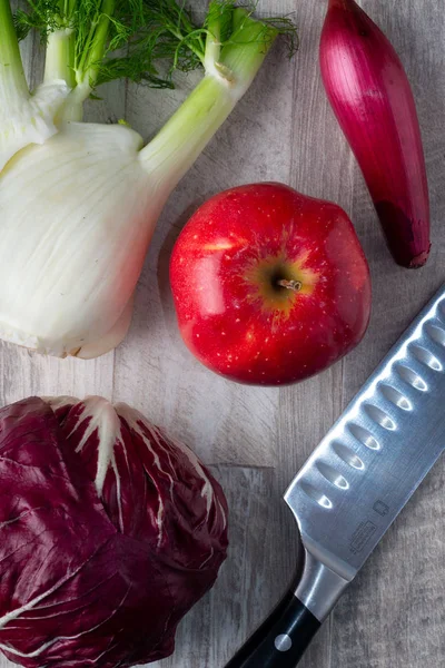 Farklı renkli sebzeler. Taze turşu, elma, soğan, rezene ve bıçak. Kapatın. Üst görünüm. 