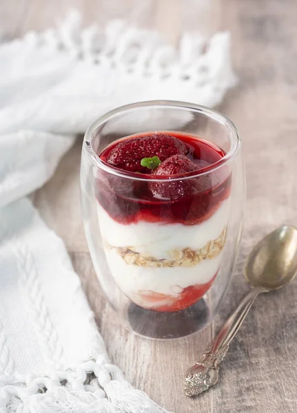 Tatlı yemek, diyet beslenme ve organik süt konsepti - yoğurt, çilek reçelli ev yapımı granola, sabahları sağlıklı kahvaltı için müsli..