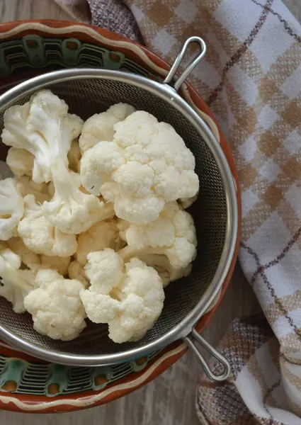 Bir kasede taze organik karnabahar. Üst görünüm.