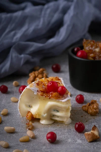 Kızılcık ve reçelli lezzetli Brie Camambert peyniri: çam fıstığı, kızılcık, ceviz.