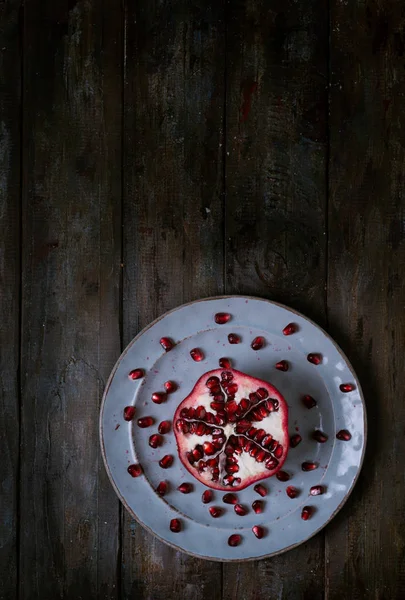 Ahşap bir arka planda olgun nar meyvesi. Üst Manzara. Boşluğu kopyala.