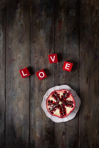 Ahşap bir arka planda olgun nar meyvesi. Üst Manzara. Uzayı kopyala Aşk, Sevgililer Günü.
