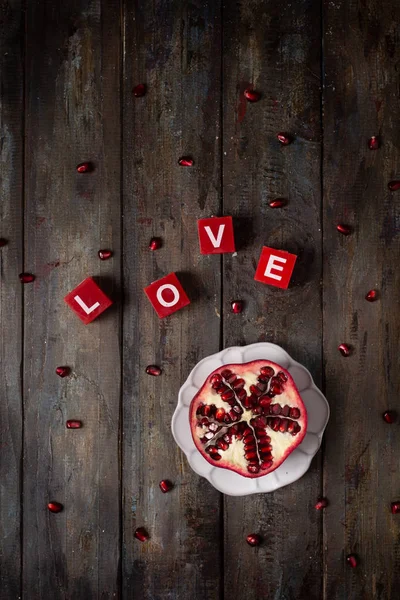 Ahşap bir arka planda olgun nar meyvesi. Üst Manzara. Uzayı kopyala Aşk, Sevgililer Günü.