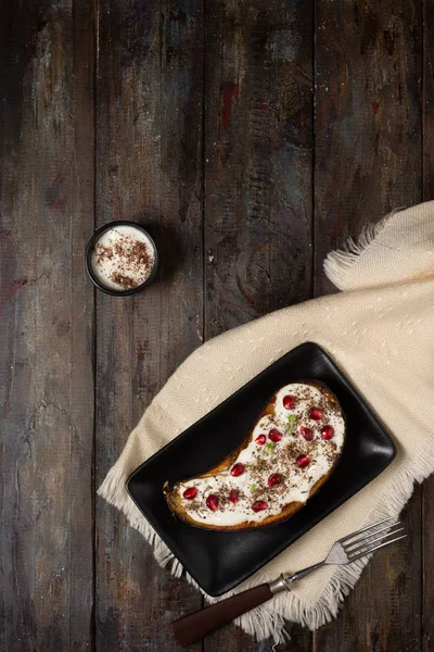 Yoğurt soslu ve nar soslu ızgara patlıcan.