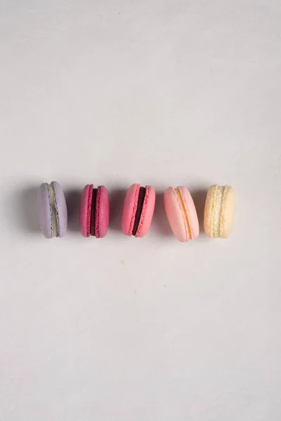 Beyaz arka planda Fransız kurabiyeleri. Boşluğu kopyala.