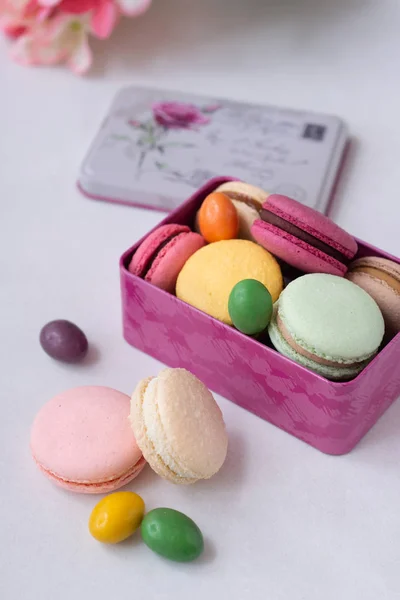 Colorful Macarons Candy Pink Gift Box White Background Flowers Macaroons — Stock Photo, Image