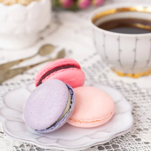 Macarons Rosa Roxo Uma Mesa Branca Com Flores Chá Café — Fotografia de Stock