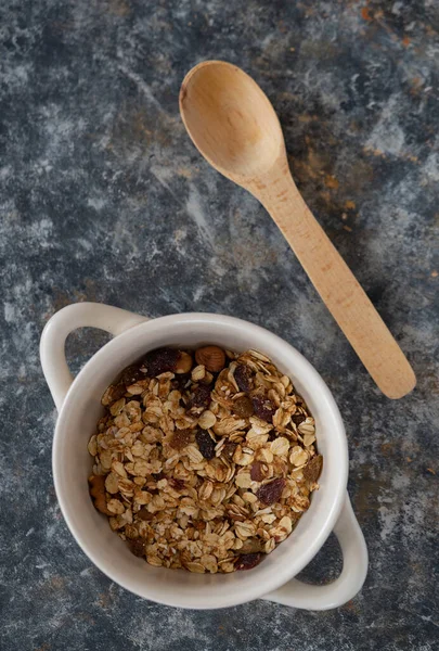 Yoğurt kasesi, beyaz kâse içinde granola, üst manzara. Sağlıklı vejetaryen kahvaltı konsepti.