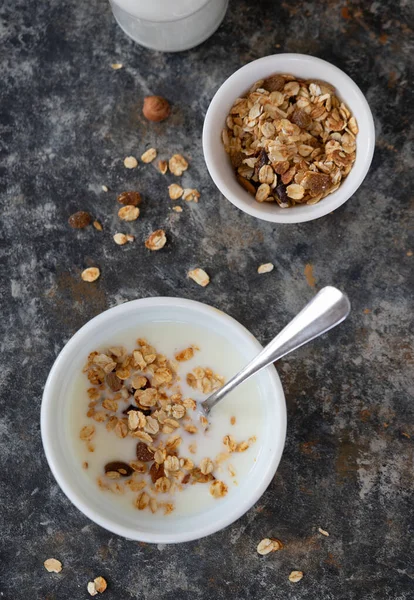 Yoğurt kasesi, beyaz kâse içinde granola, üst manzara. Sağlıklı vejetaryen kahvaltı konsepti.
