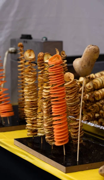 Ukrayna 'daki Kiev caddesindeki markette kızarmış patates cipsi.