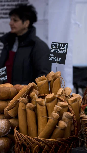 Kiev / Ukrayna - Ocak 2020 Sokak Pazarı. Ev yapımı peynir..